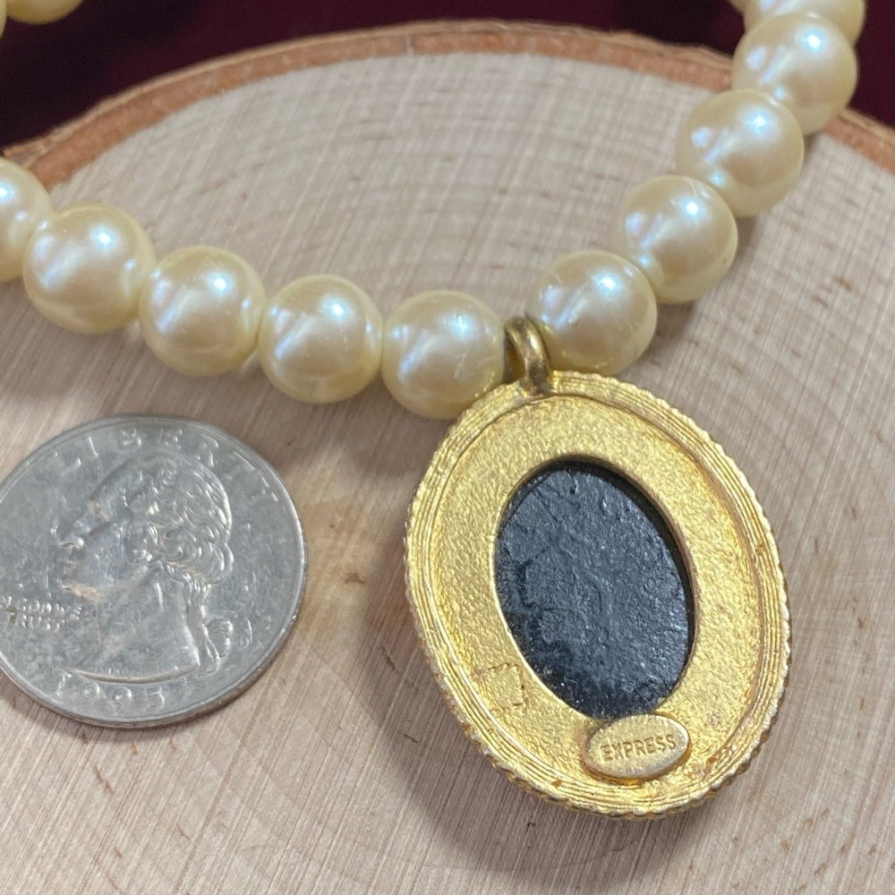 Express Cameo & Faux Pearls Necklace ✨💛 - Picture 3 of 3